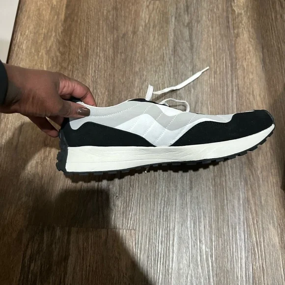 Steve Madden Stylish Black and White Men's Sneakers - Picture 4 of 7